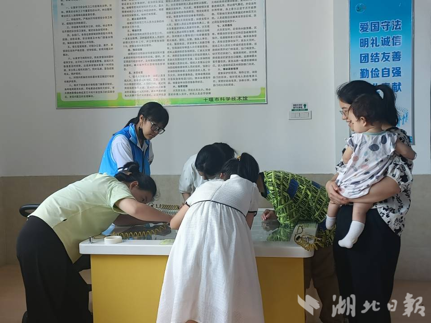 图为科普队员带领孩子们体验“偏振光迷宫”项目 通讯员王一名 摄